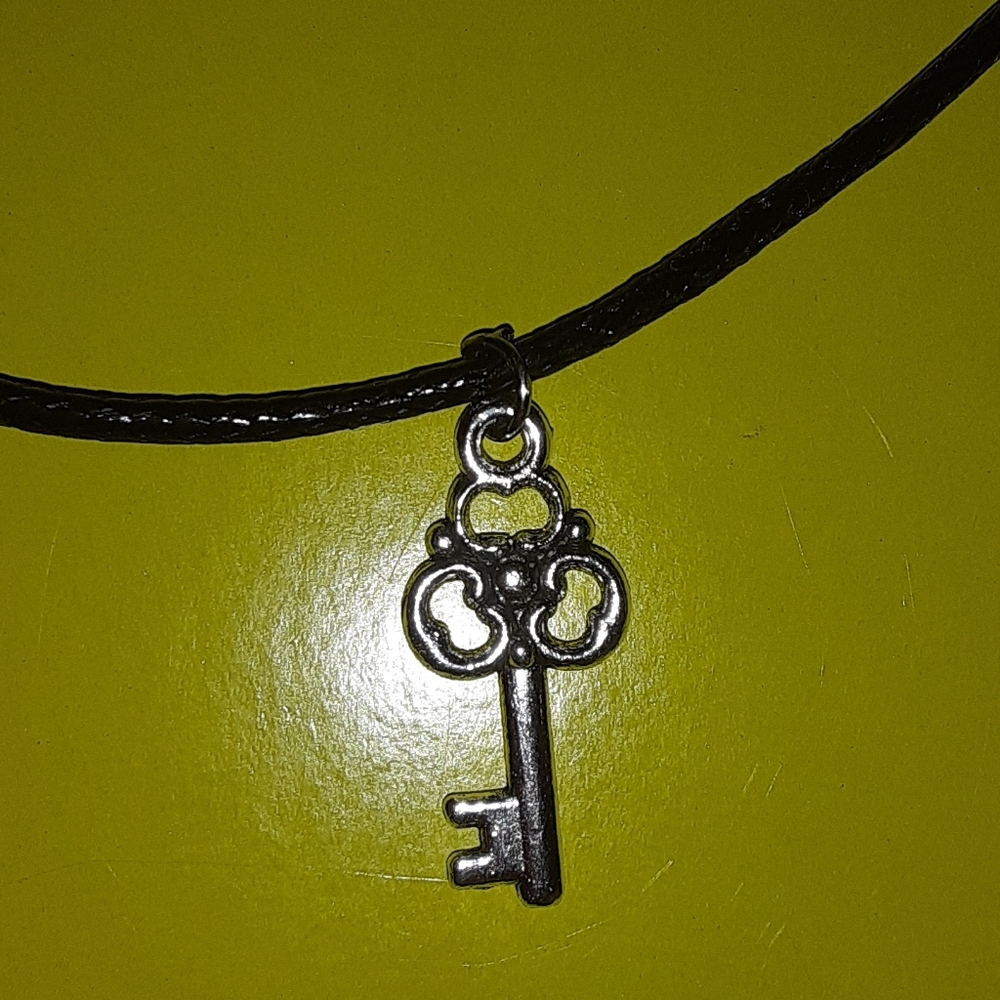 🗝Key Charm Necklace🗝 - Picture 3 of 5